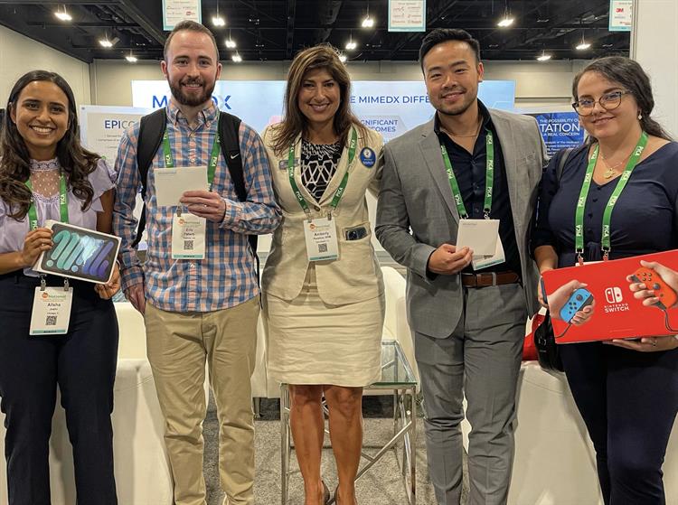 Dr. Paradoa with winners of the ABFAS Young Physicians raffle Dr. Paradoa with winners of the ABFAS Young Physicians raffle